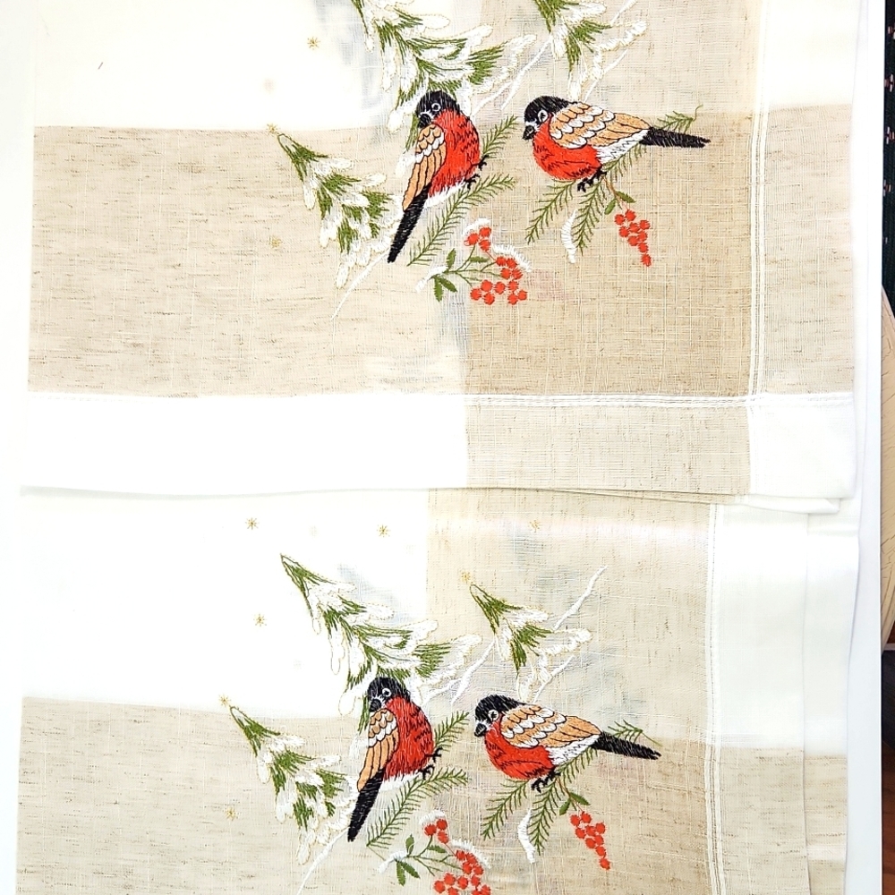 Winter Robins Tablecloth (36x36 in. Square), NEW - Picture 4 of 5